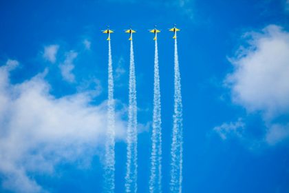 four stunt planes during daytime