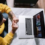 Personne En Chemise à Manches Longues Jaune à L'aide De Macbook Pro