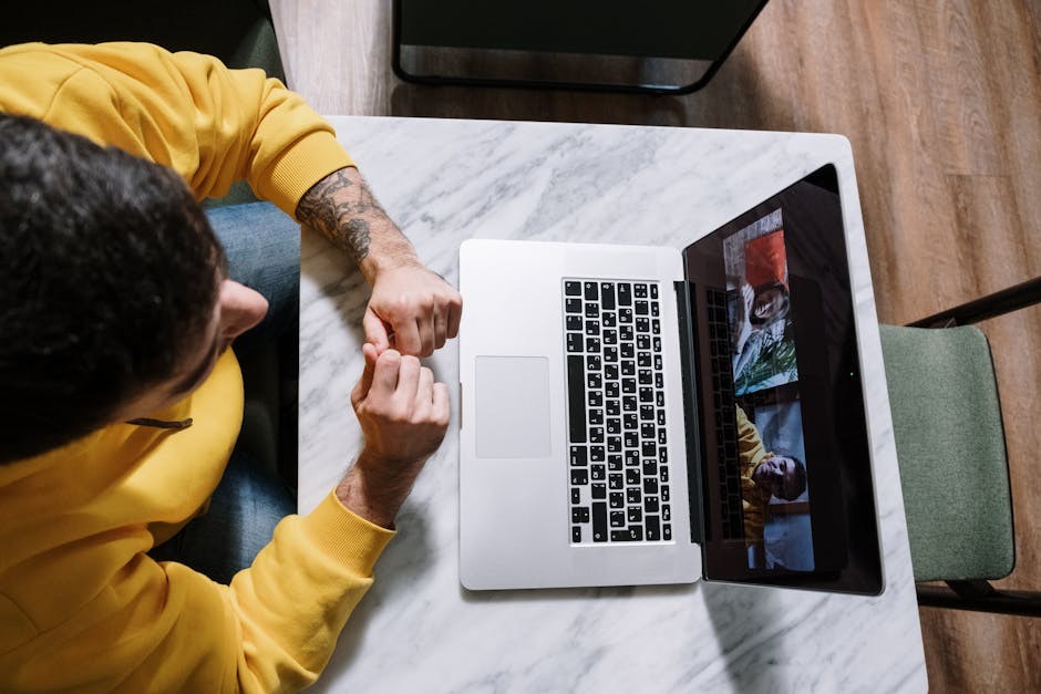 Personne En Chemise à Manches Longues Jaune à L'aide De Macbook Pro