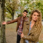 Femme Et Homme Portant Des Vestes Marron Debout Près De L'arbre