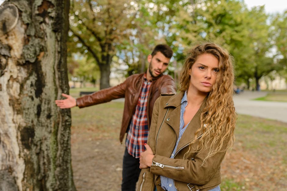 Femme Et Homme Portant Des Vestes Marron Debout Près De L'arbre