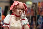 Photo en gros plan d'un cosplayer prenant la pose lors d'une convention d'anime à San José, au Costa Rica.