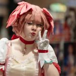 Photo en gros plan d'un cosplayer prenant la pose lors d'une convention d'anime à San José, au Costa Rica.