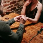 Femme En Débardeur Noir Et Pantalon Noir Tenant La Main De L'homme