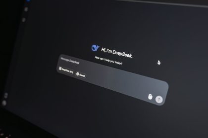 Gros plan de l'interface de chat DeepSeek AI sur un écran d'ordinateur portable en basse lumière.