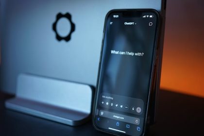 Gros plan d'un smartphone avec interface de chat IA, présentant une technologie de pointe dans un design élégant.