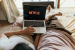 Photos gratuites de à l'intérieur, binge-watching, chambre