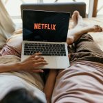 Photos gratuites de à l'intérieur, binge-watching, chambre