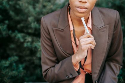 Femme En Blazer Marron Tenant Un Bâton De Cigarette