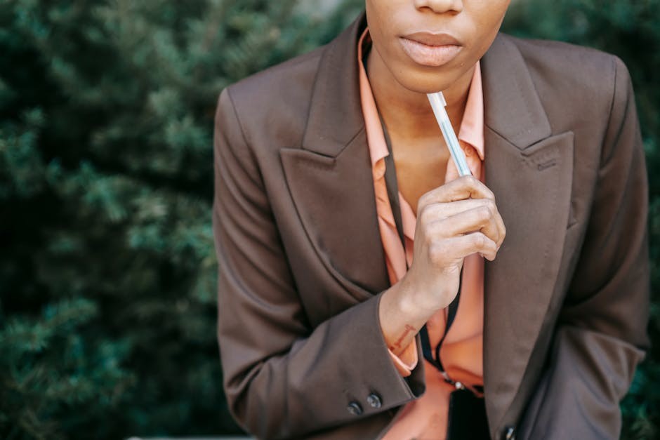 Femme En Blazer Marron Tenant Un Bâton De Cigarette