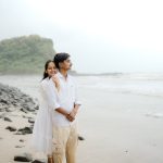 Un couple amoureux partage un tendre moment sur une plage sereine d'Alibaug, dans l'État du Maharashtra, en Inde.