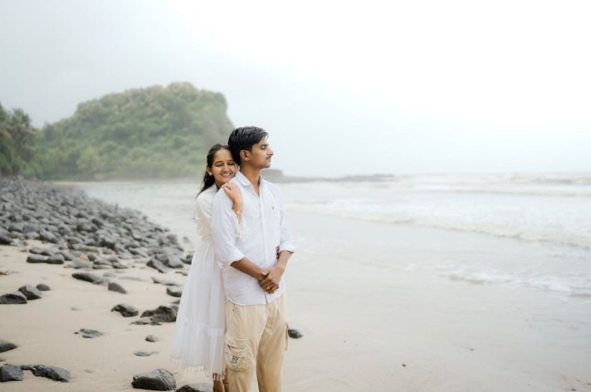 Un couple amoureux partage un tendre moment sur une plage sereine d'Alibaug, dans l'État du Maharashtra, en Inde.