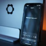 Gros plan d'un smartphone avec interface de chat IA, présentant une technologie de pointe dans un design élégant.