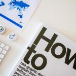 Bureau élégant avec un livre pratique, un clavier et une carte du monde sur papier.
