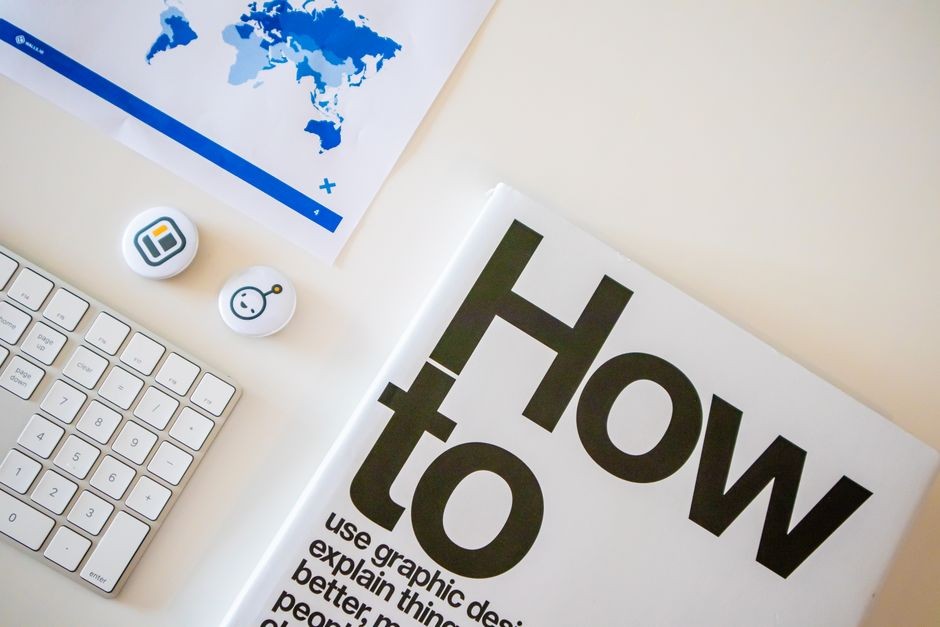 Bureau élégant avec un livre pratique, un clavier et une carte du monde sur papier.