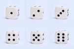 Gros plan détaillé de six dés blancs sur une surface simple, mettant l'accent sur différents nombres.