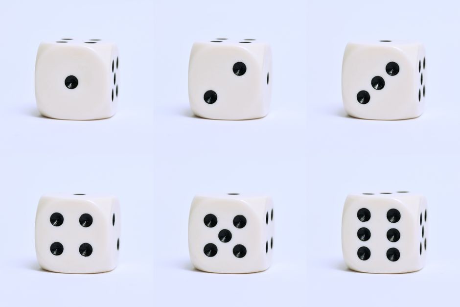 Gros plan détaillé de six dés blancs sur une surface simple, mettant l'accent sur différents nombres.