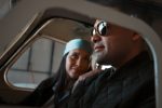 Un couple profite d'un moment de détente dans le cockpit d'un avion, illustrant des thèmes de voyage et d'aventure.