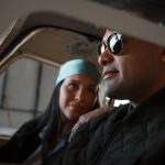 Un couple profite d'un moment de détente dans le cockpit d'un avion, illustrant des thèmes de voyage et d'aventure.