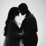 Silhouette d'un couple enlacé, baignée d'une douce lumière, symbolisant l'amour et l'intimité.