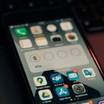 Un smartphone avec diverses applications sur son écran posé sur un clavier, affichant un niveau de batterie de 31 %.