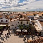 Vue aérienne pittoresque d'une place de village française animée.