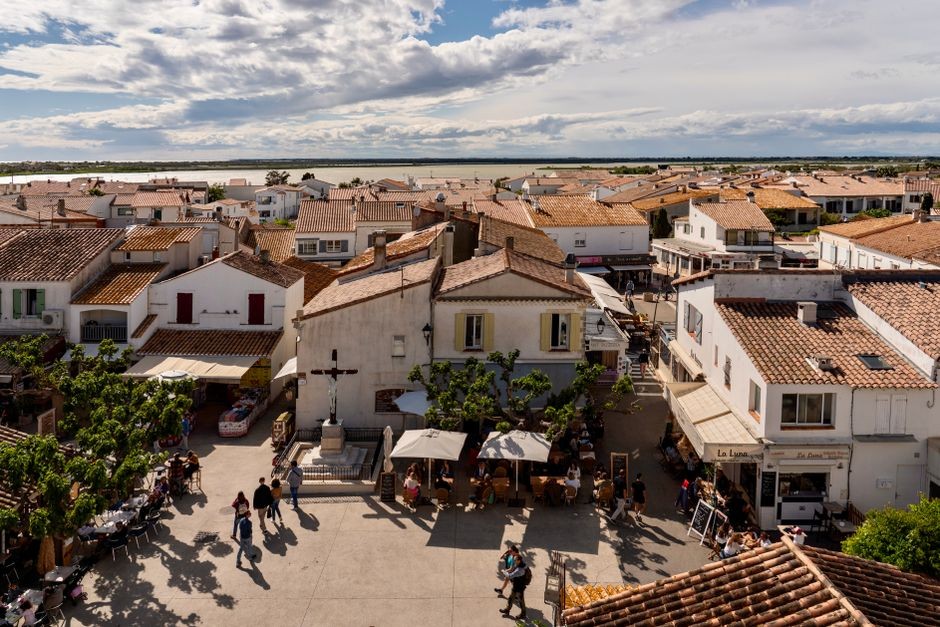 Vue aérienne pittoresque d'une place de village française animée.